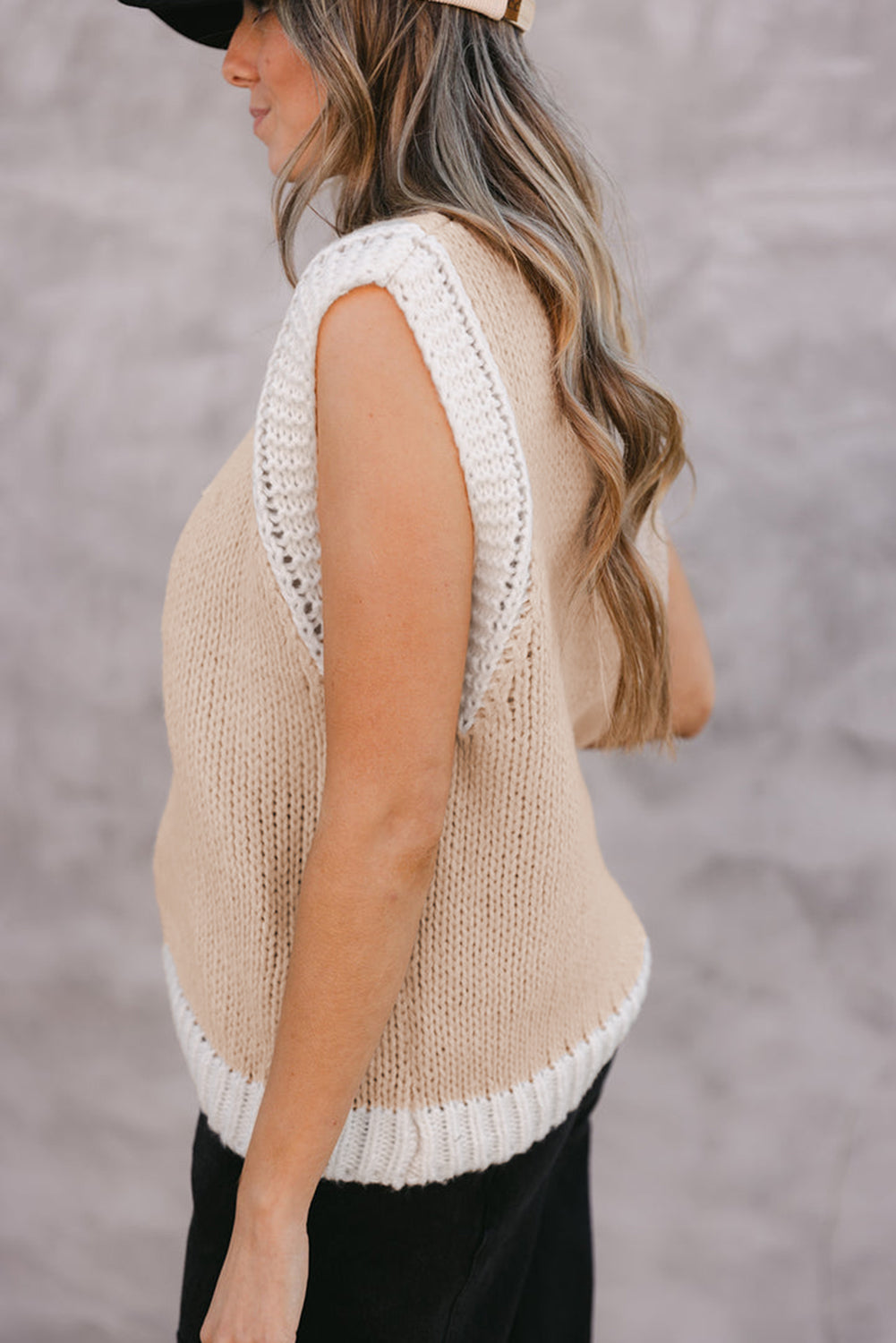 Woven Horseshoe Contrast Trim Sweater Vest