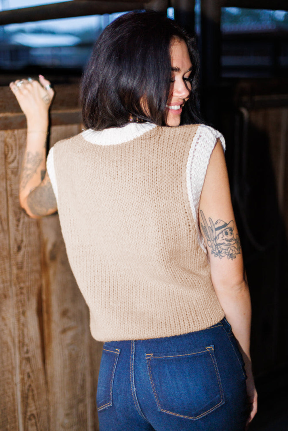 Woven Horseshoe Contrast Trim Sweater Vest