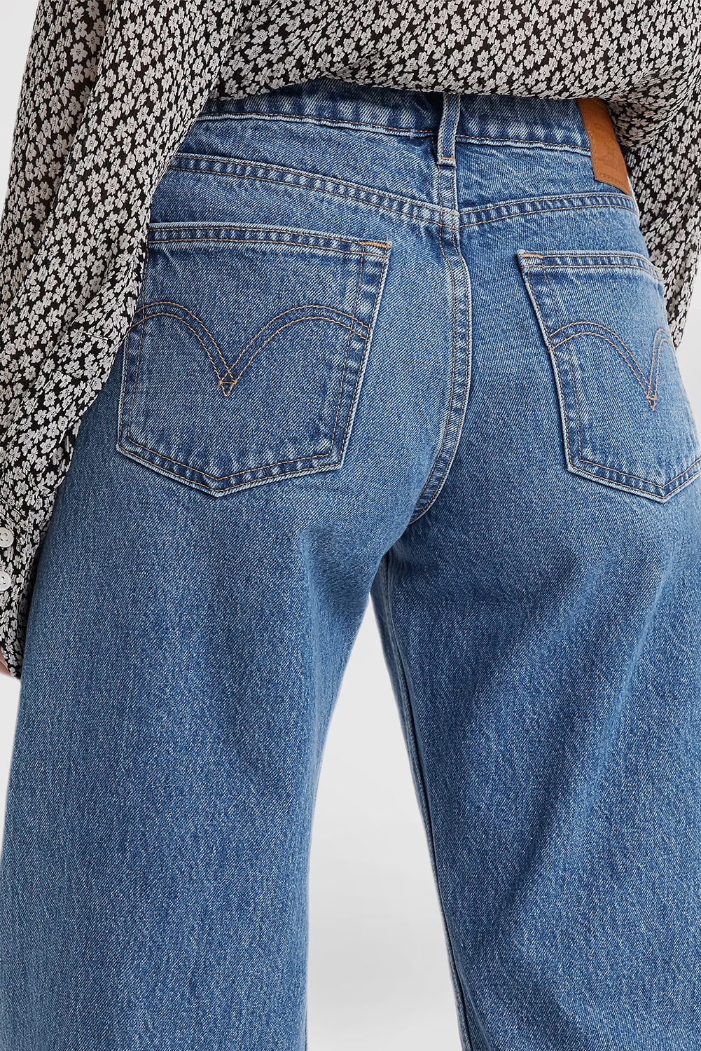 Women's Low-Rise Relaxed Fit Jeans with a Loose