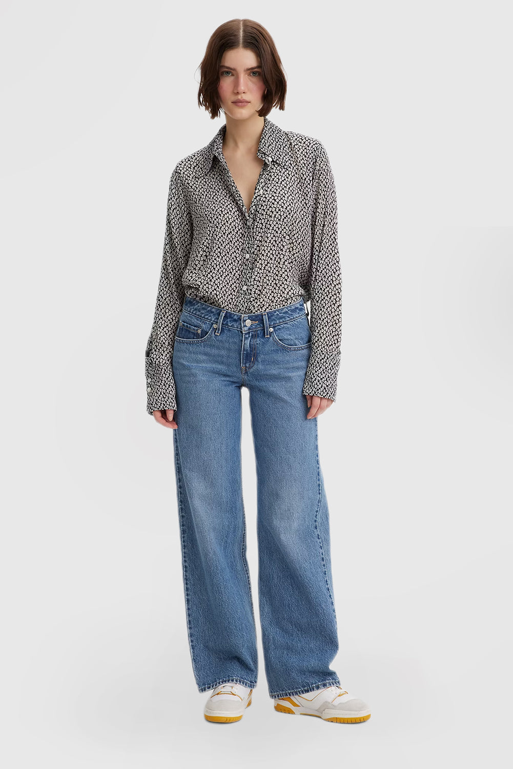 Women's Low-Rise Relaxed Fit Jeans with a Loose