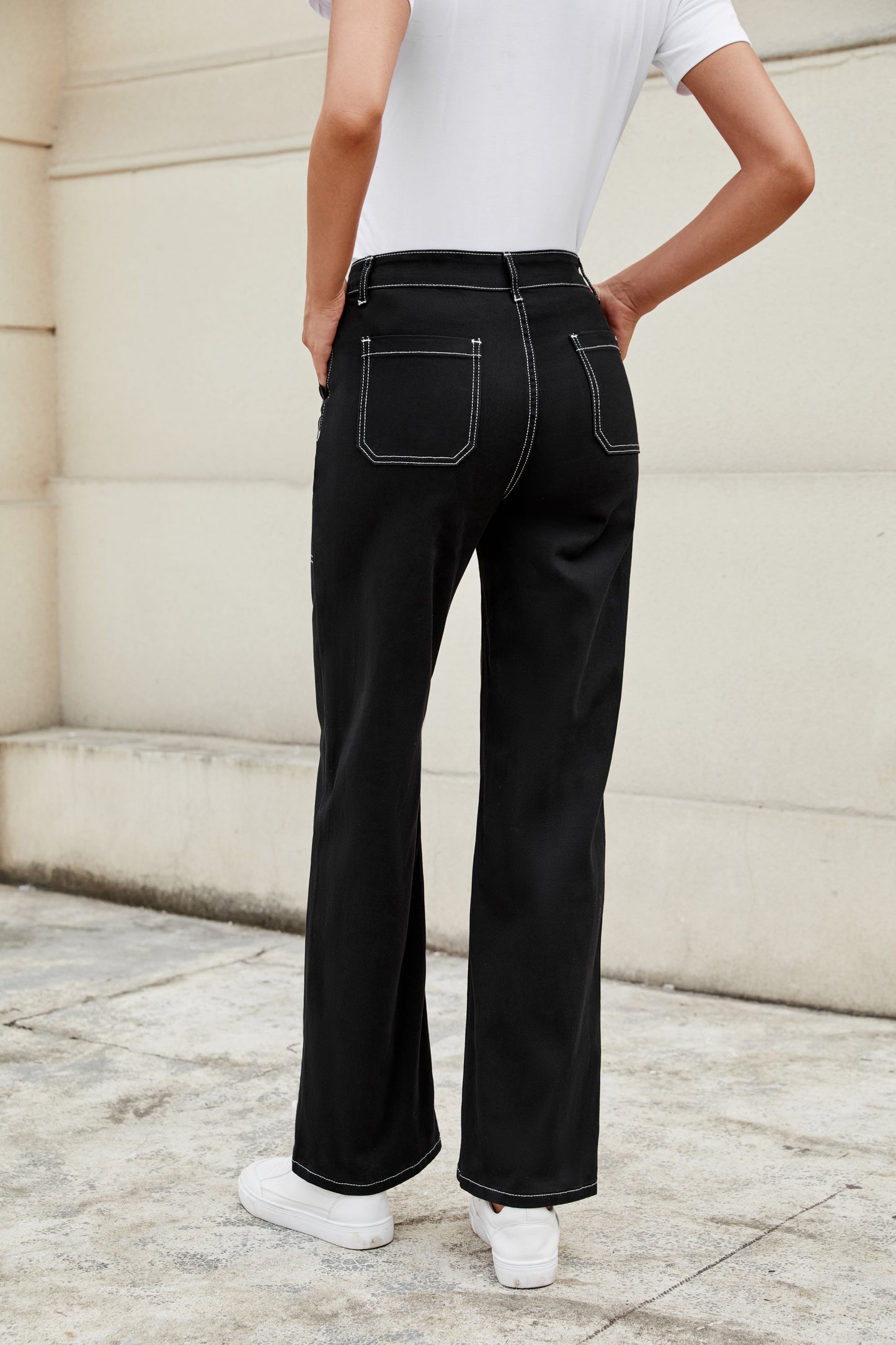 Loose Fit Jeans with Contrast Stitching and Multiple Pockets
